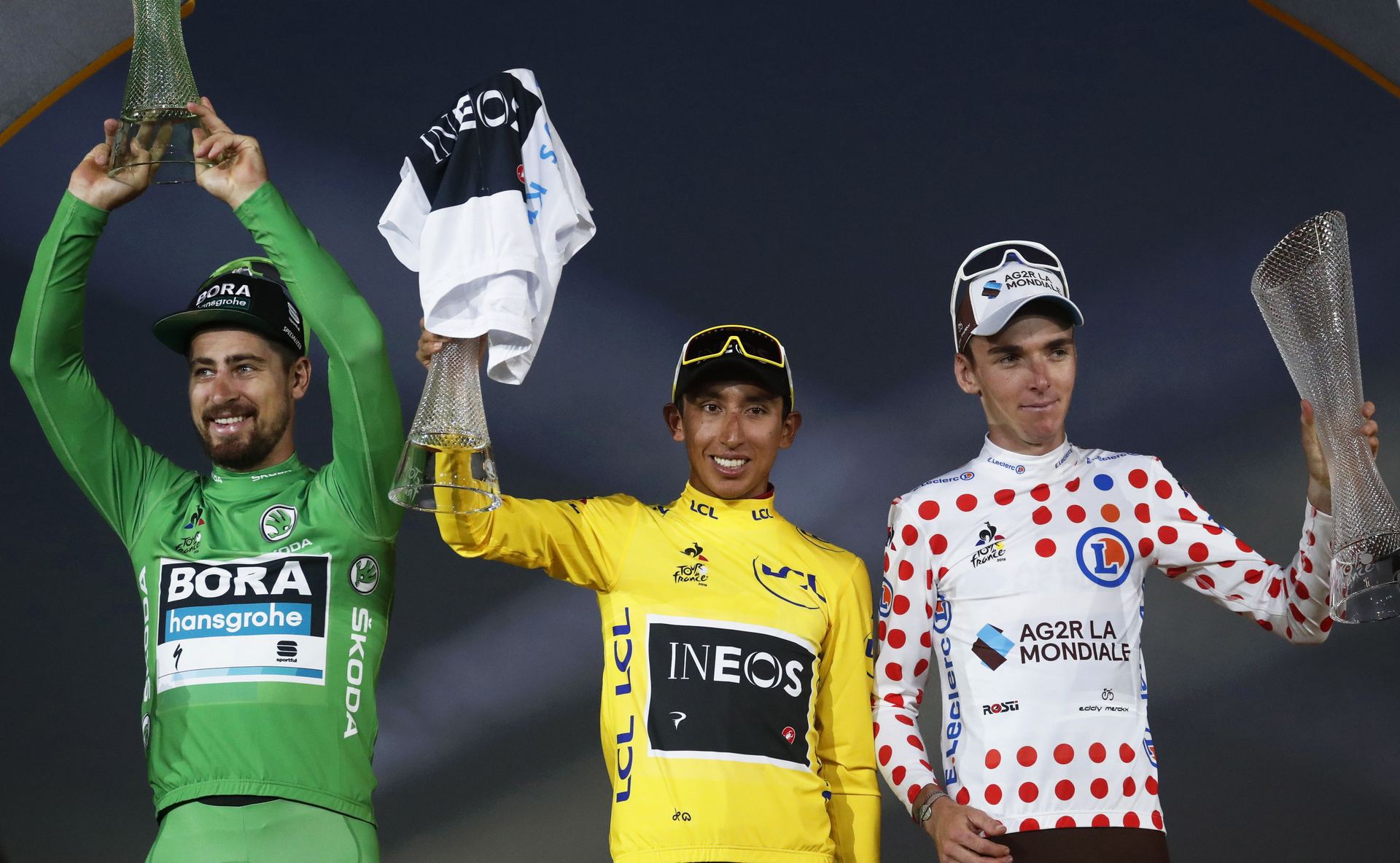Egan Bernal, Peter Sagan y Romain Bardet, ganadores de la general, puntos y montaña del Tour en el podio. / efe