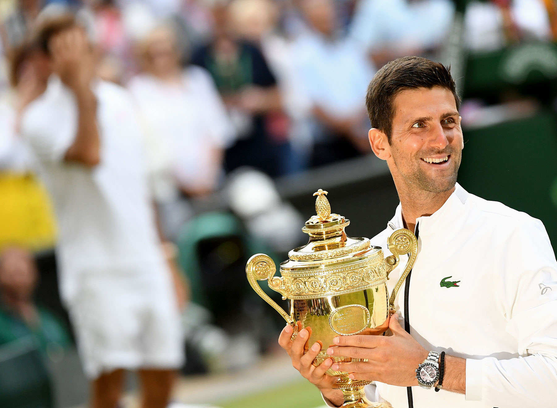 Novak Djokovic posa con el trofeo de campeón de Wimbledon, torneo que conquistó por quinta vez al imponerse a Roger Federer en la final. / EFE