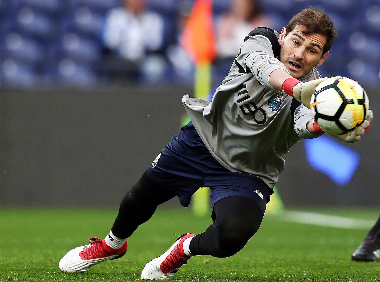 El portero español Iker Casillas, en el calentamiento de uno de un partido con el Oporto. / EFE
