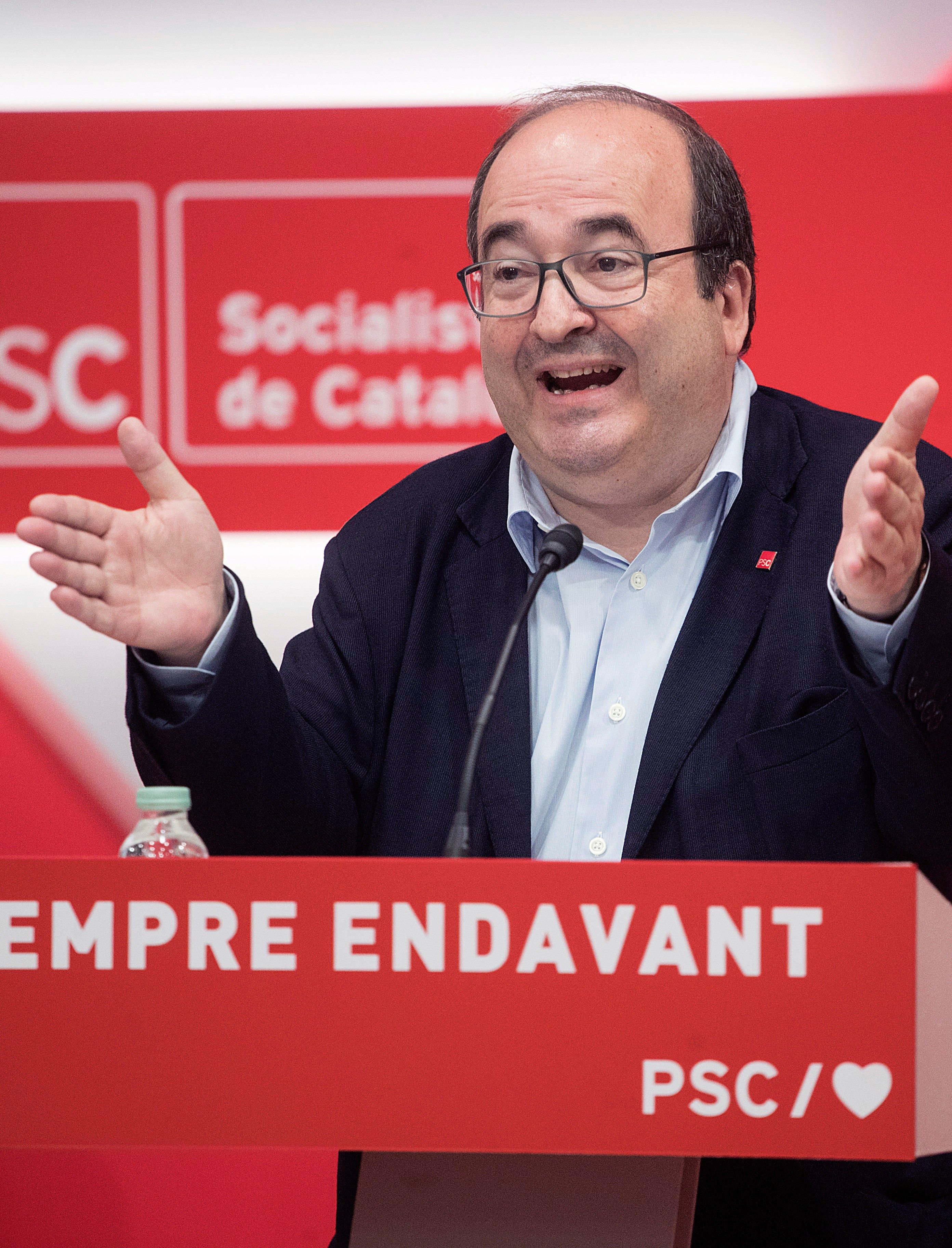 El primer secretario del PSC, Miquel Iceta, atiende a los medios en un acto de su partido. / efe
