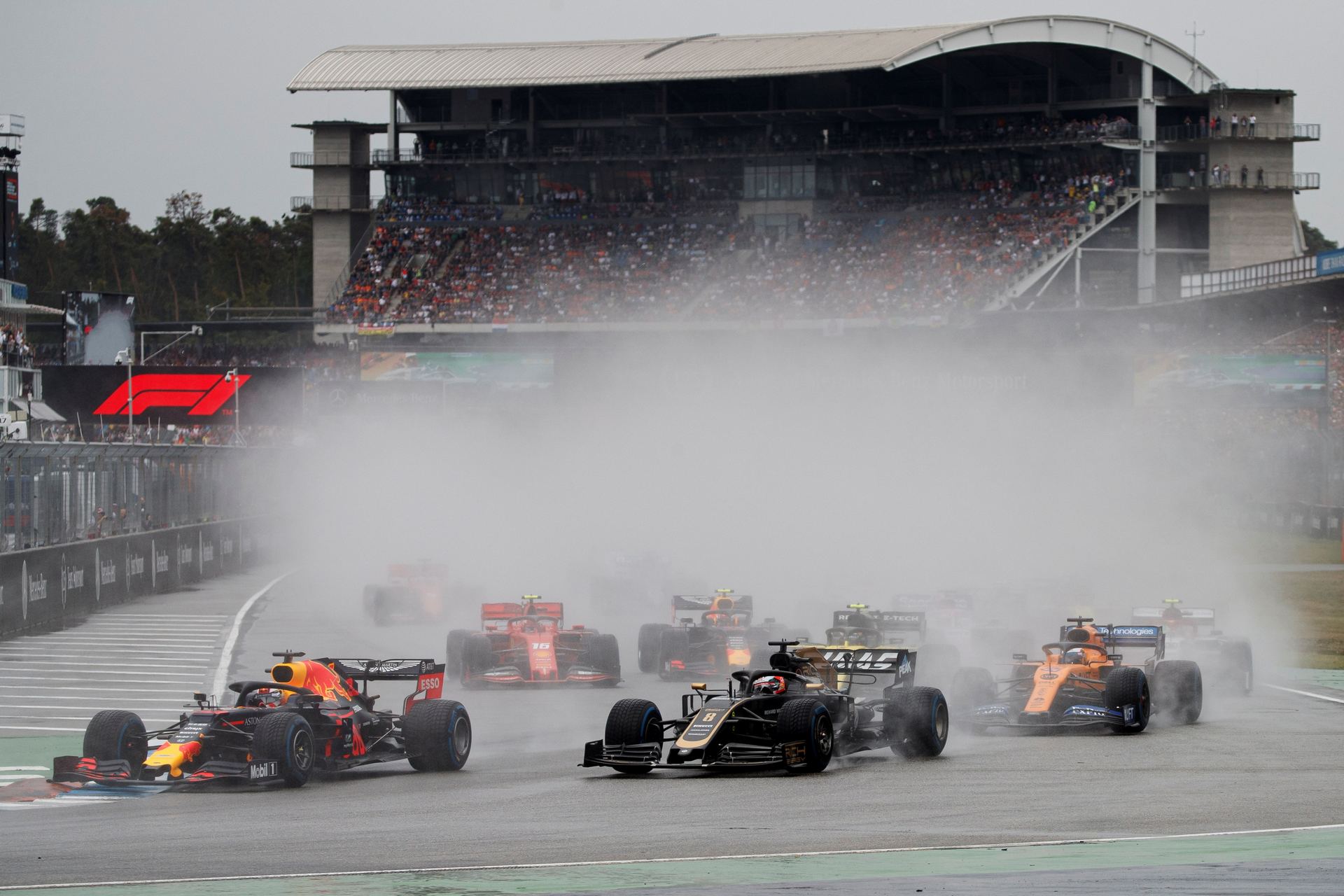Verstappen consigue una gran victoria tras una carrera que se volvió loca a causa de las condiciones climáticas. / efe