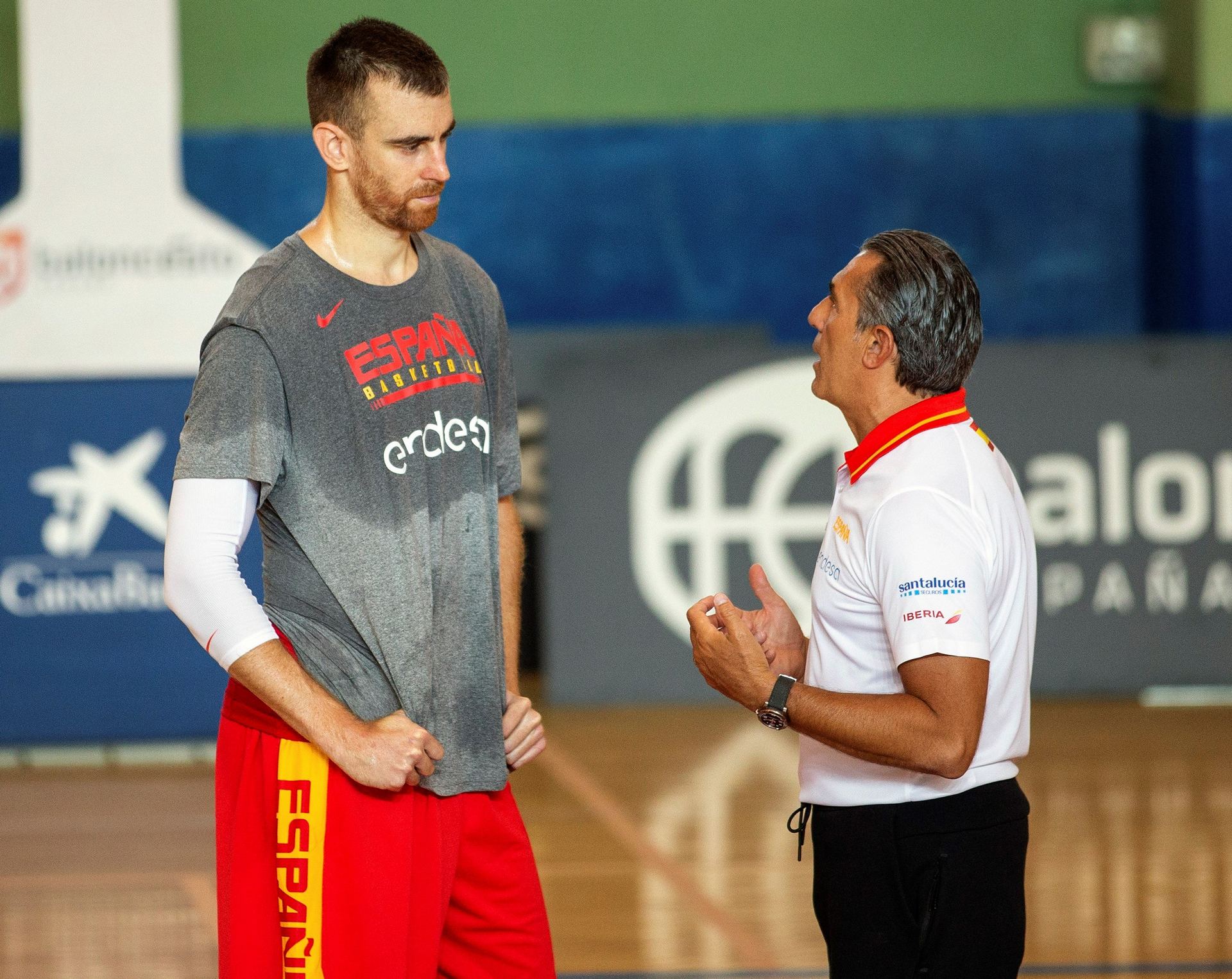 El ala-pivot de la selección española Víctor Claver y el seleccionador Sergio Scariolo durante el entrenamiento. / efe