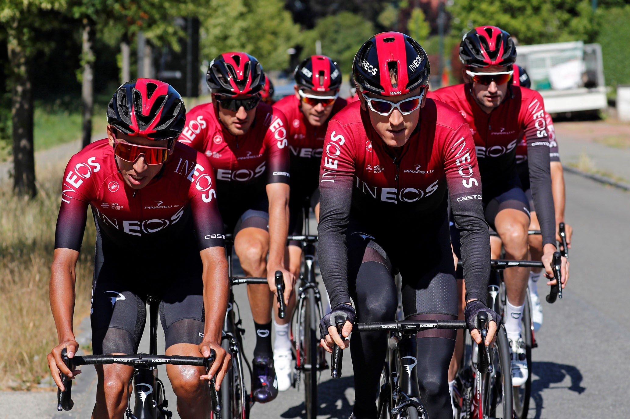 El Team Ineos, con Egan Bernal (izq) y Geraint Thomas (centro) vuelve a presentar una formación de garantías. / EFE