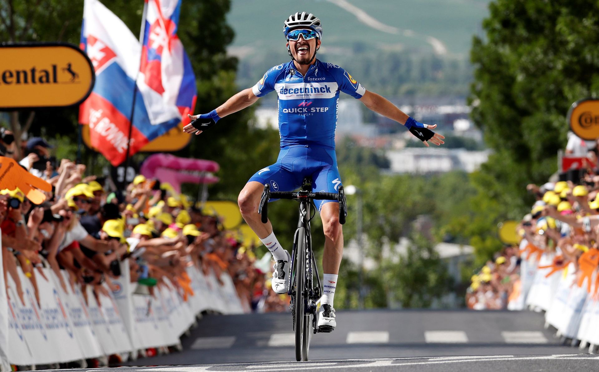 El corredor francés del Quick Step Julian Alaphilippe entra en solitario en la meta de la tercera etapa del Tour. / EFE