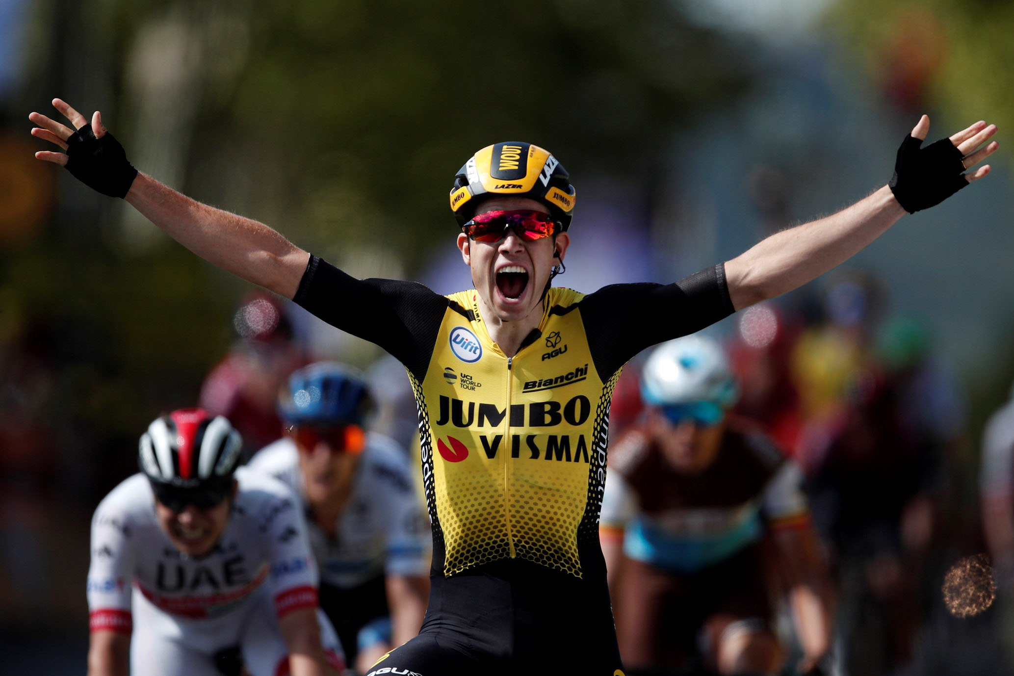 Wout Van Aert, una de las sensaciones de la temporada, celebra su primera victoria en el Tour de Francia. / EFE