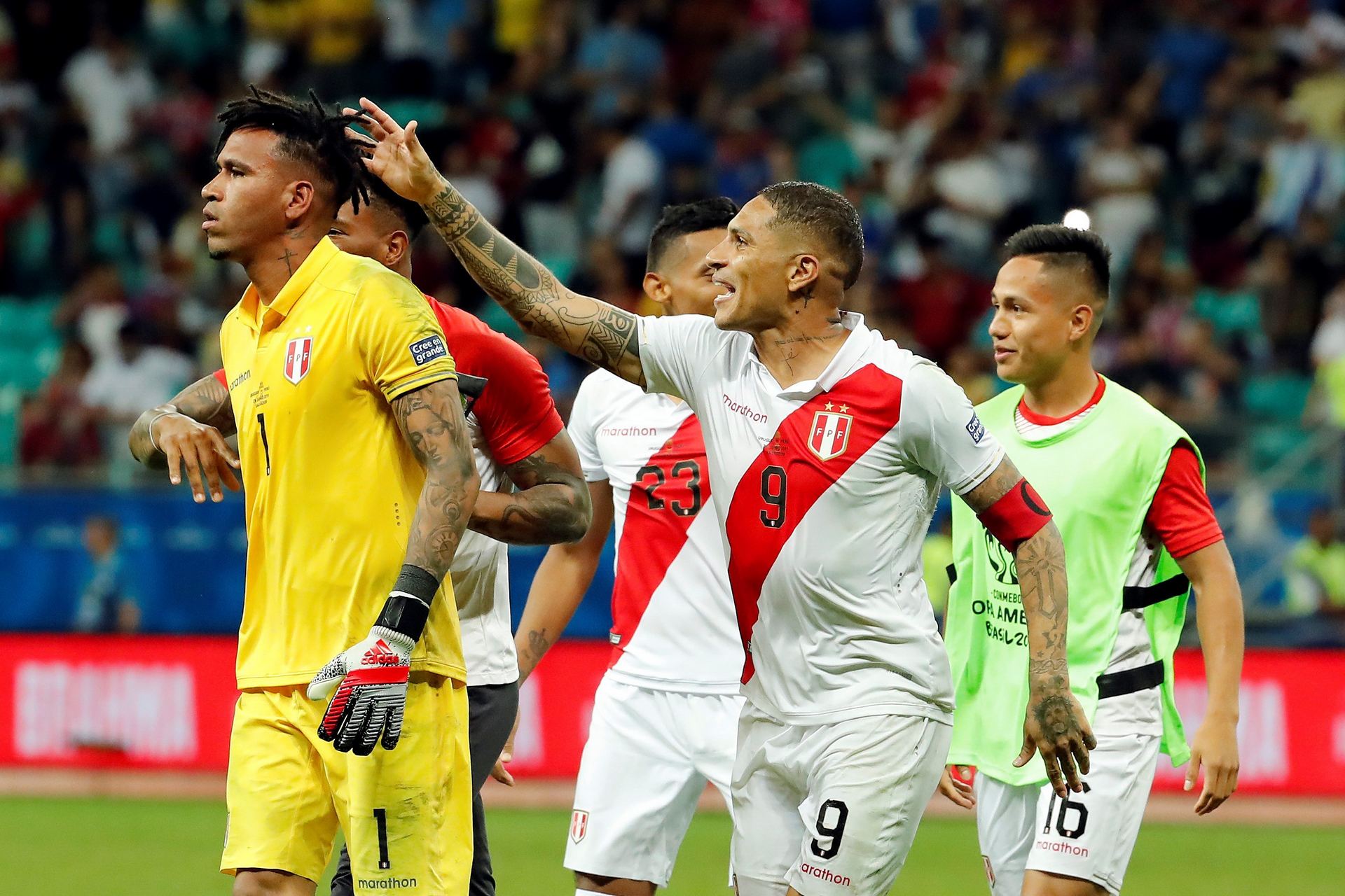 Pedro Gallese (i) y Paolo Guerrero de Perú después de la victoria en los penaltis frente a Uruguay. / EFE