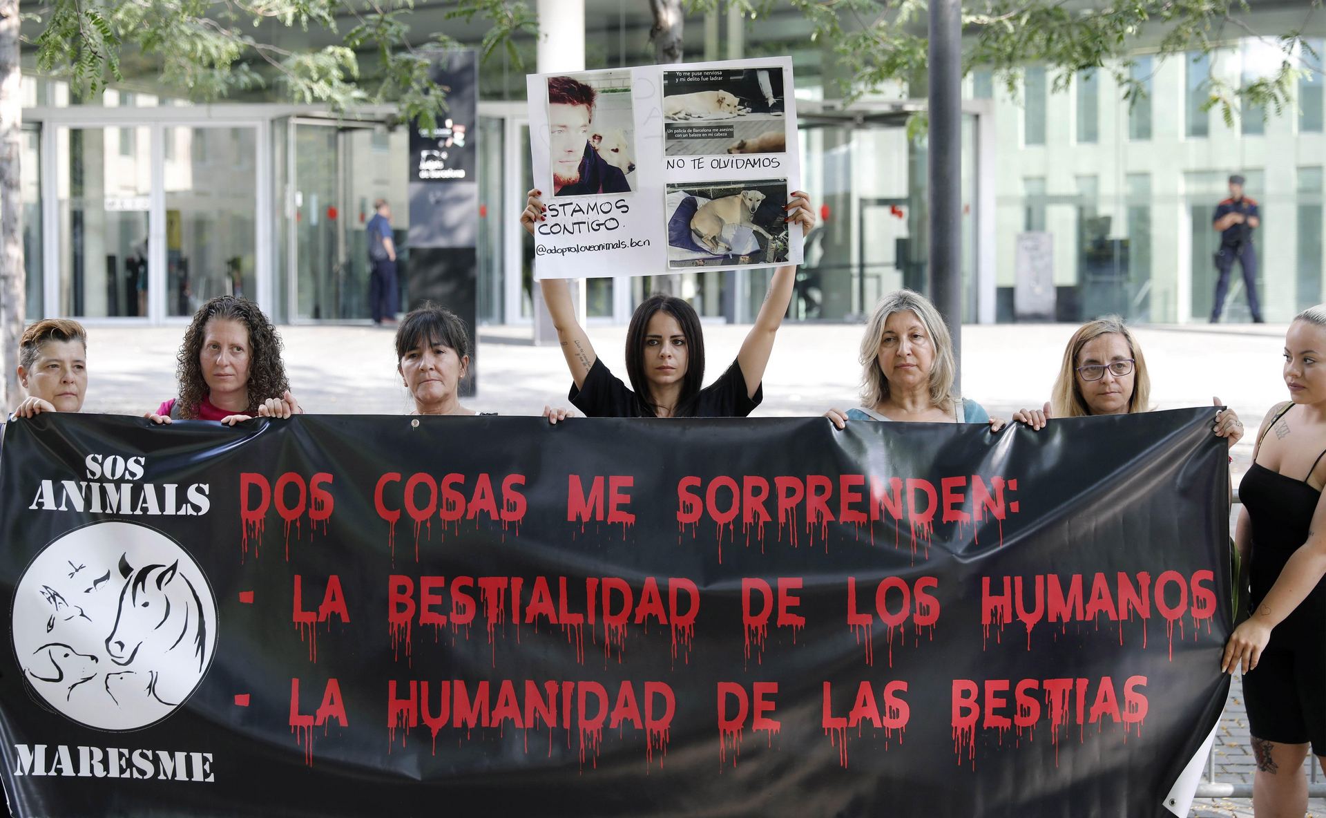 Un grupo de personas se congregó ante los juzgados de Barcelona donde declaró el guardia urbano.