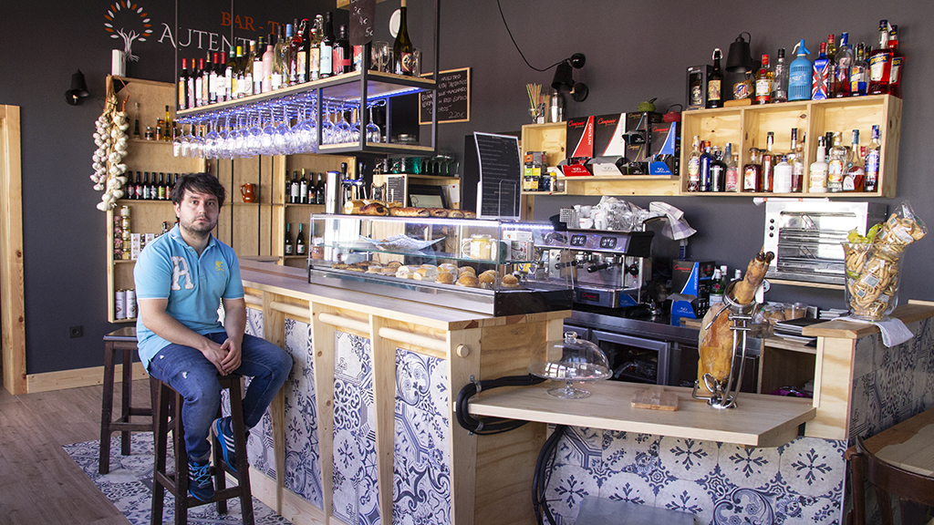 Alfonso Galindo en su nuevo bar-tapería donde ofrece multitud de tapas y platos caseros. / Nerea Llorente