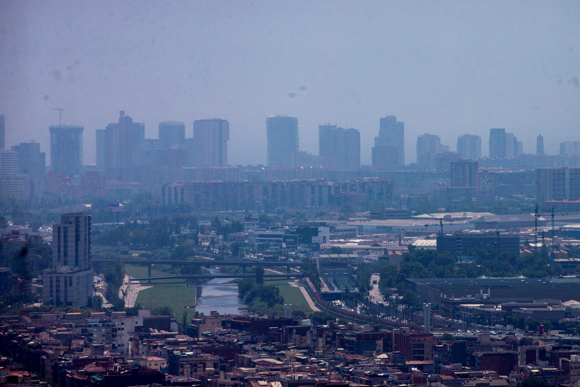 Aspecto de la ciudad de Barcelona el pasado 1 de julio, día que estaba activa una alerta por alta contaminación. / EFE