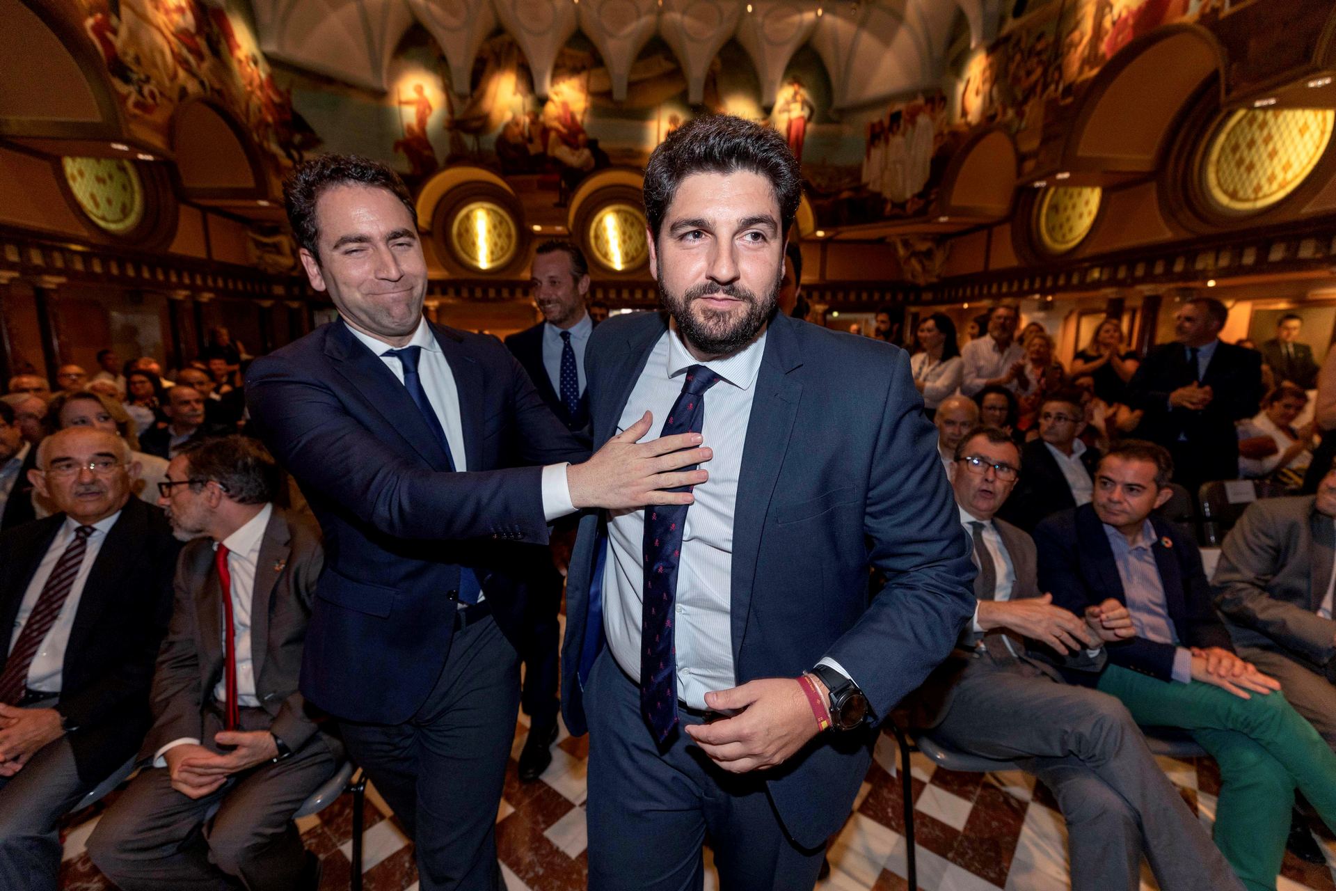 El candidato López Miras acompañado del secretario popular García Egea.