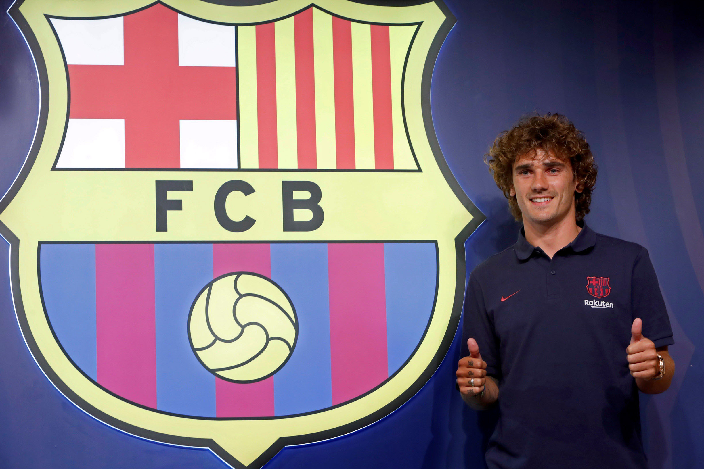 Antoine Griezmann posa por primera vez con el escudo del FC Barcelona antes de ser presentado hoy. / EFE