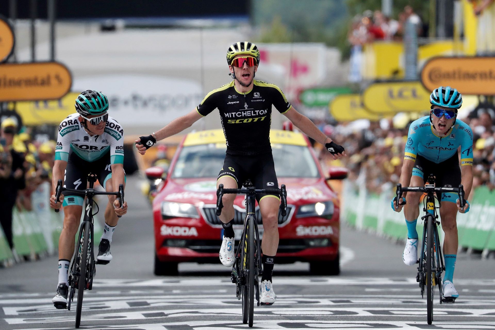 El británico Simon Yates entra triunfante en la meta por delante de sus compañeros de fuga. / efe