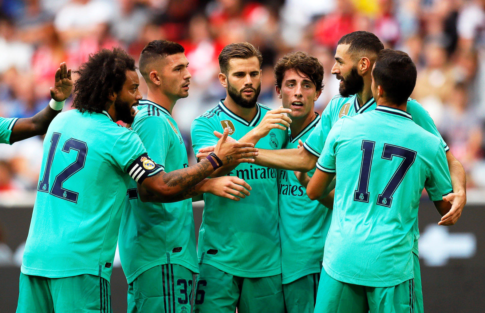 Benzema celebra con sus compañeros uno de sus tres goles en la victoria ante el Fenerbahce. / EFE
