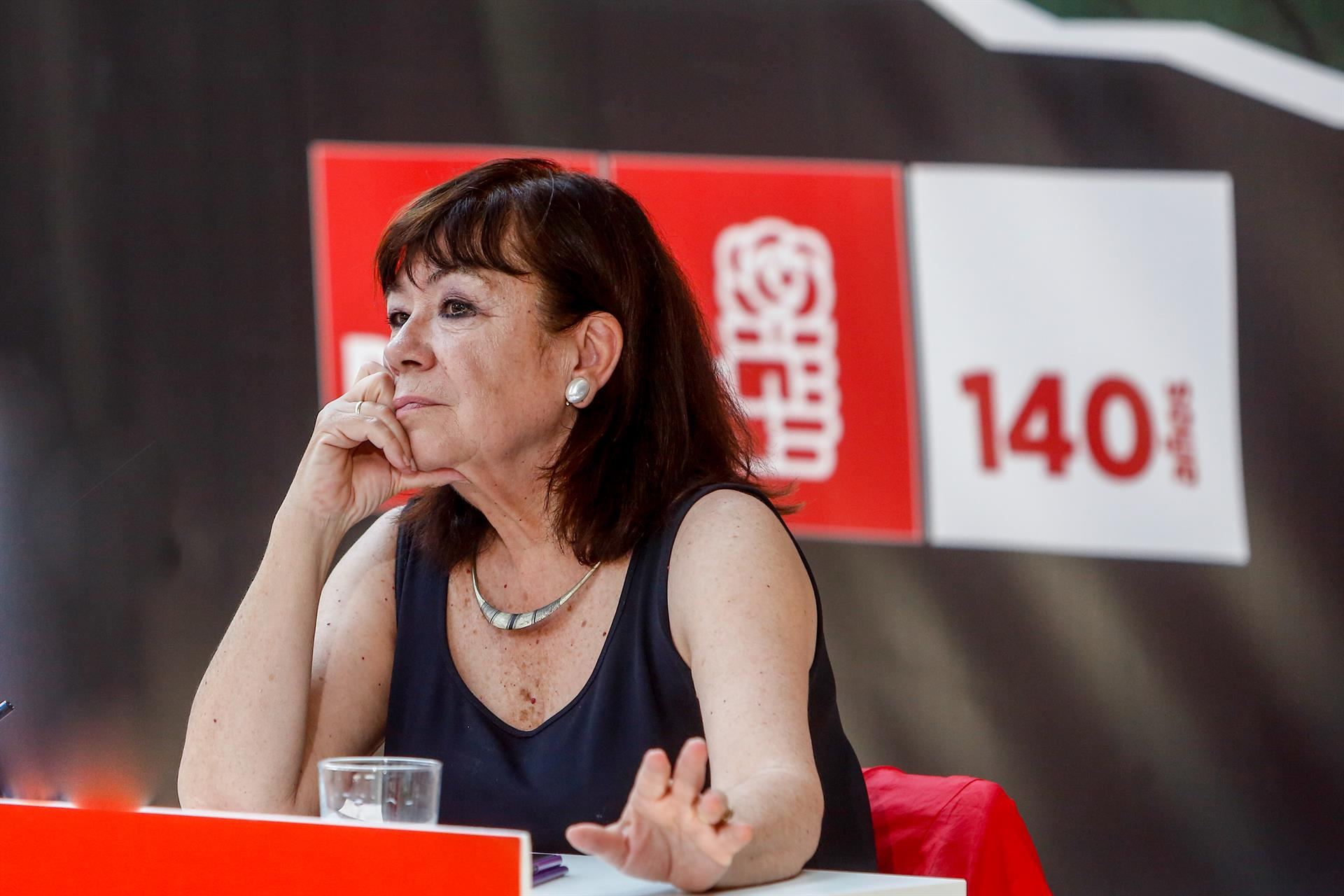 La presidenta del PSOE, Cristina Narbona, durante la rueda de prensa.