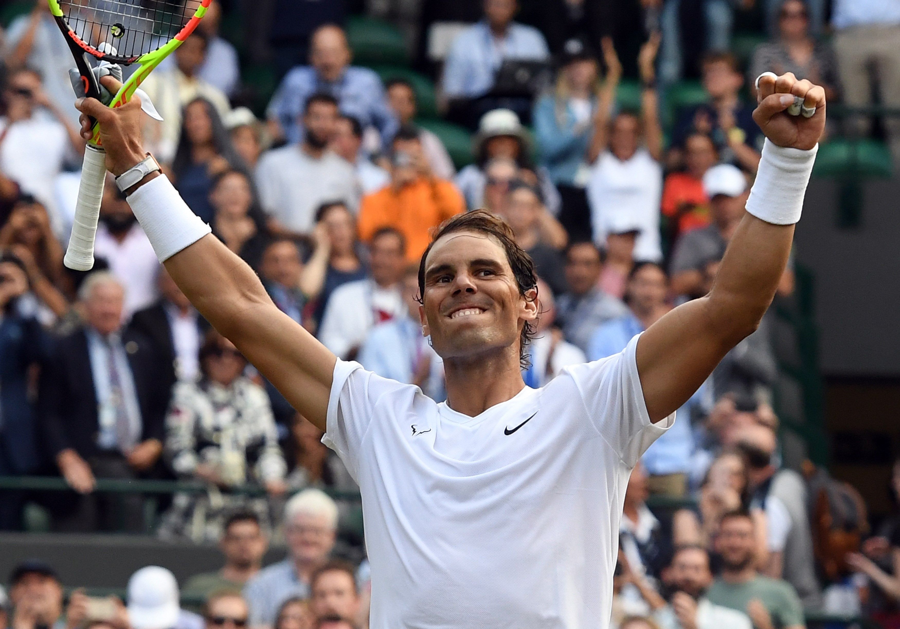 Rafa Nadal celebra su victoria ante el estadounidense Sam Querrey en cuartos de final de Wimbledon. / EFE
