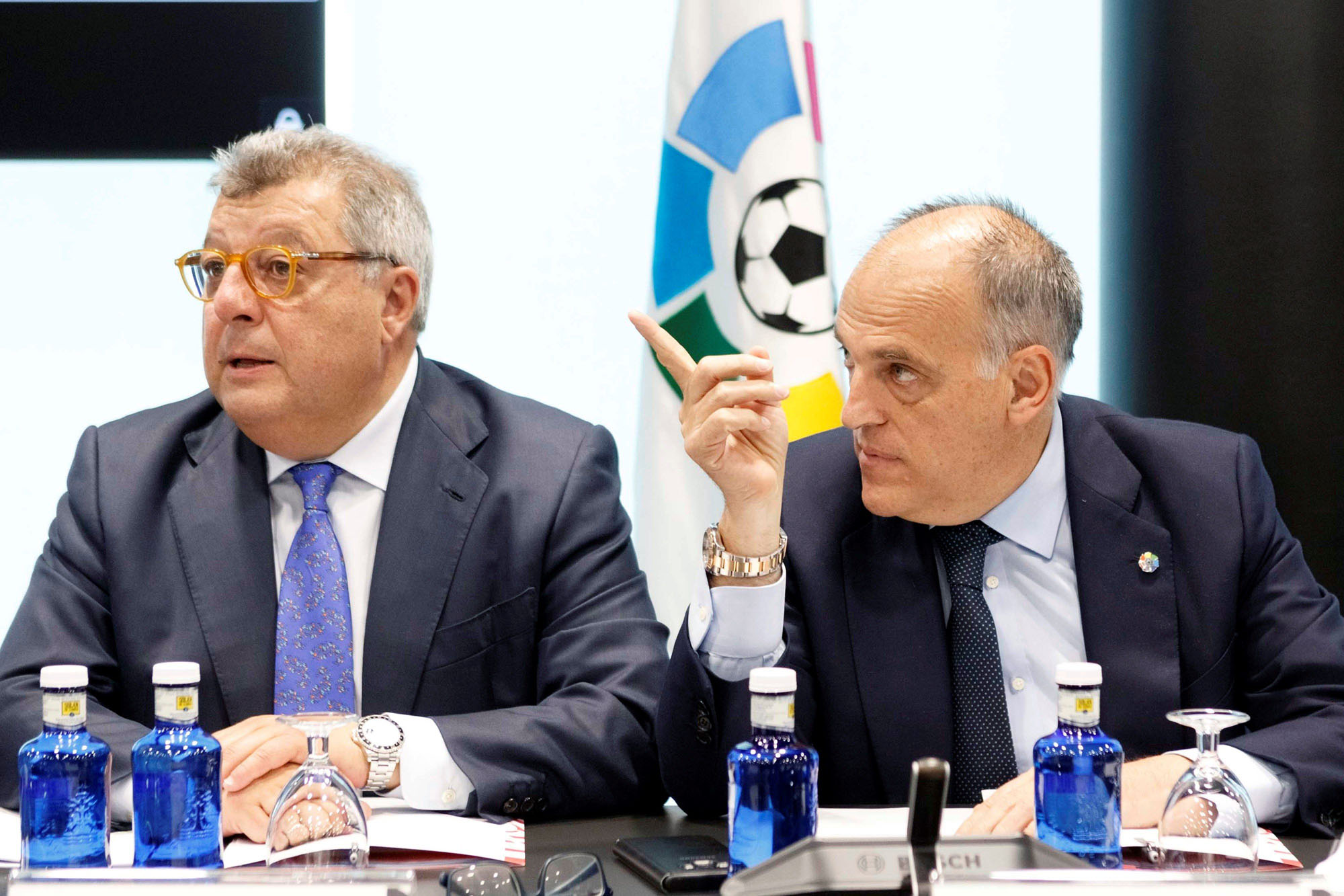 El presidente de LaLiga, Javier Tebas (dcha), junto al director general del Numancia, Víctor M. Martín Ortega. / EFE