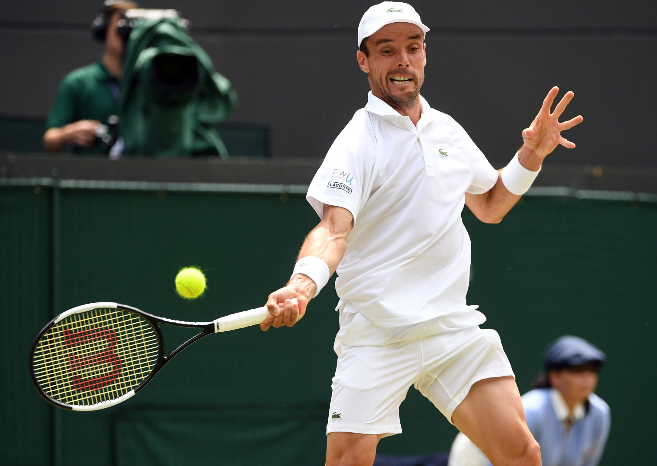 Roberto Bautista devuelve una bola al argentino Guido Pella. / EFE