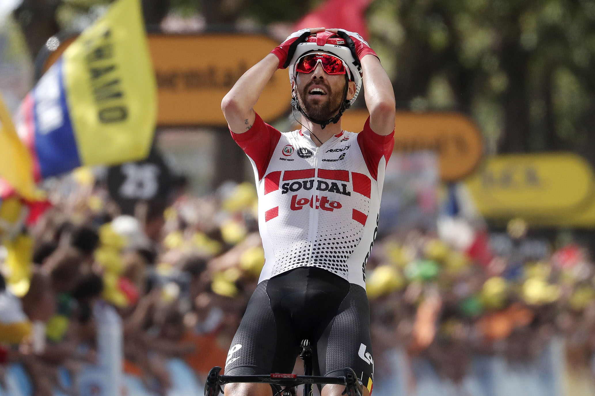 Thomas de Gendt celebra su victoria en solitario en la meta de Saint-Etienne. / EFE