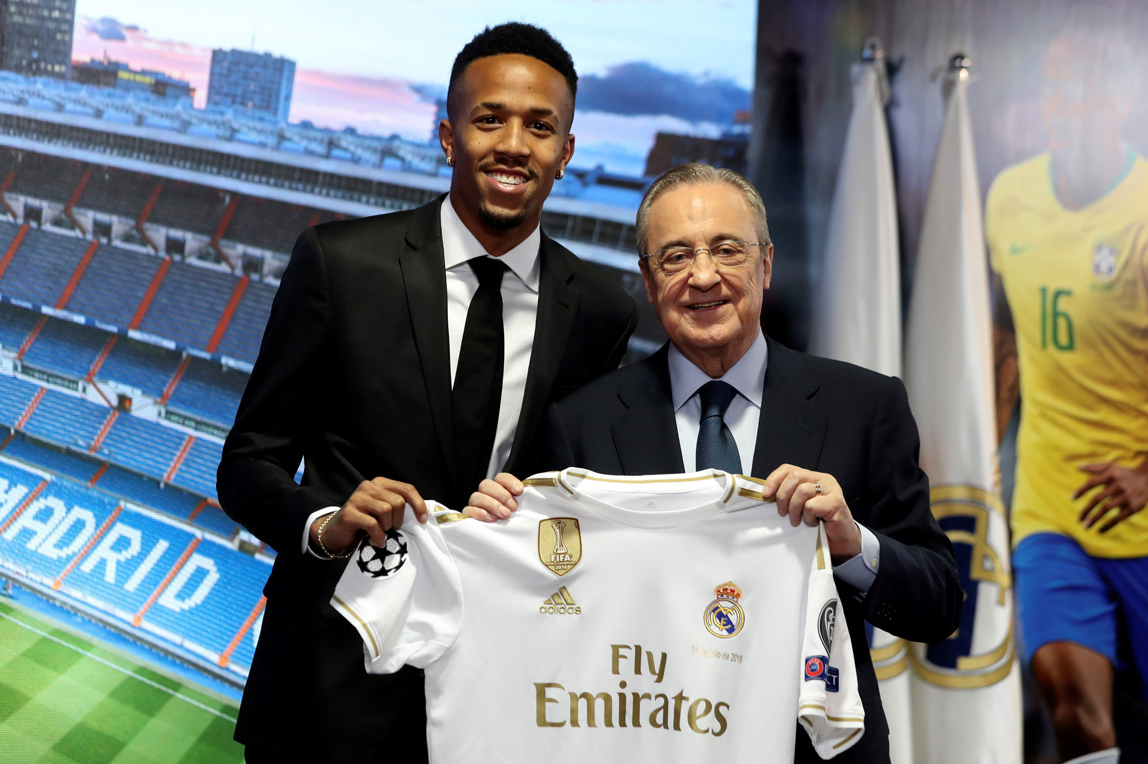 Eder Militao, junto a Florentino Pérez en su presentación en el Bernabéu. / EFE