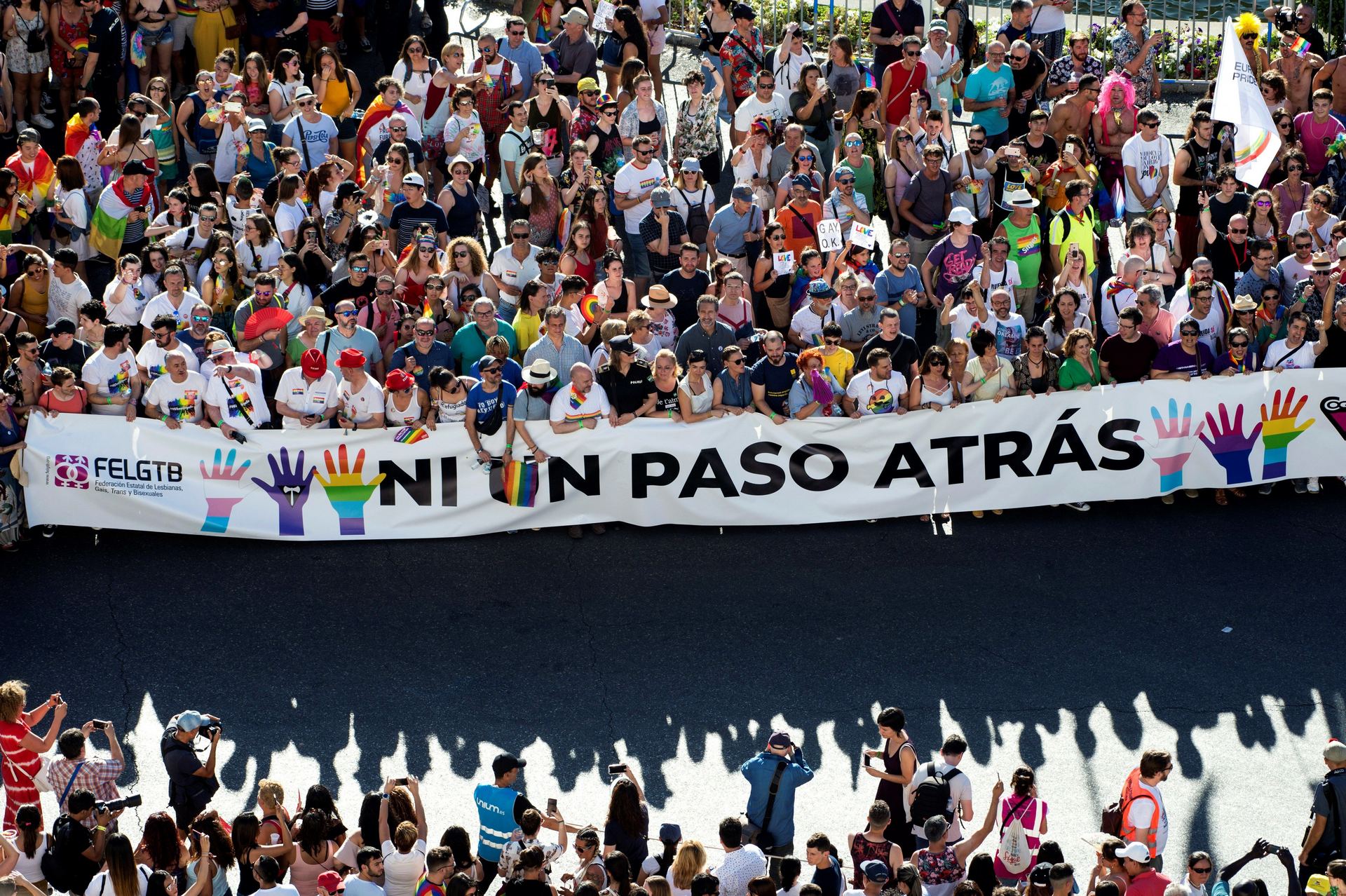 La marcha del Orgullo se dirige al Ayuntamiento de Madrid en la Plaza de la Cibeles. / Efe