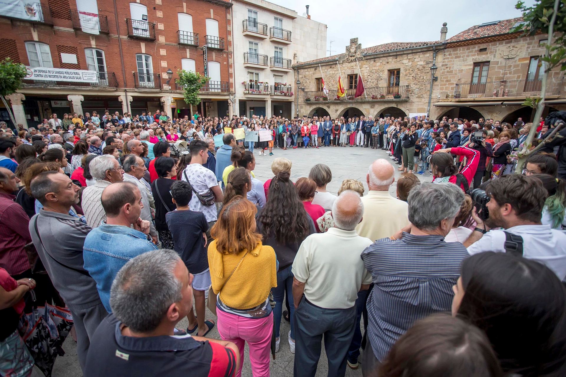 Concentración en repulsa por el asesinato machista de la mujer de 28 años en Salas de los Infantes, Burgos.