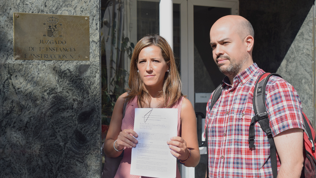 Ana Peñalosa, junto a su compañero Ángel Galindo, com el recurso. / R.P.