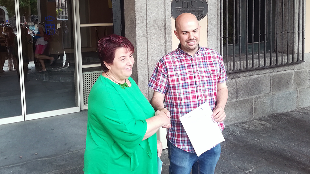 Clara Luquero (PSOE) y Ángel Galindo (IU) escenifican frente a las puertas del Ayuntamiento. / El Adelantado