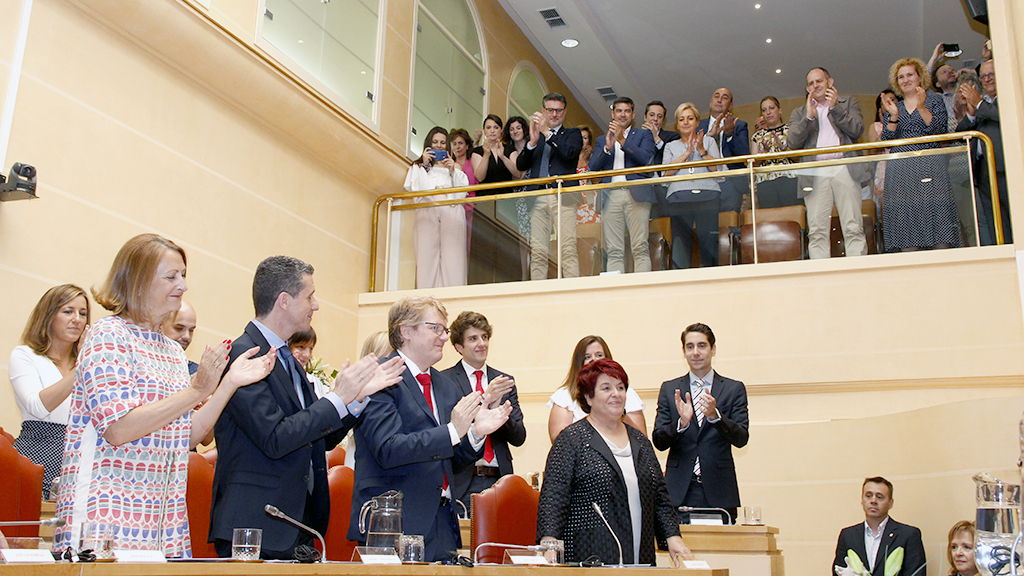 Concejales y asistentes al pleno constitutivo aplauden a la recién investida alcaldesa de Segovia Clara Luquero. / Nerea Llorente