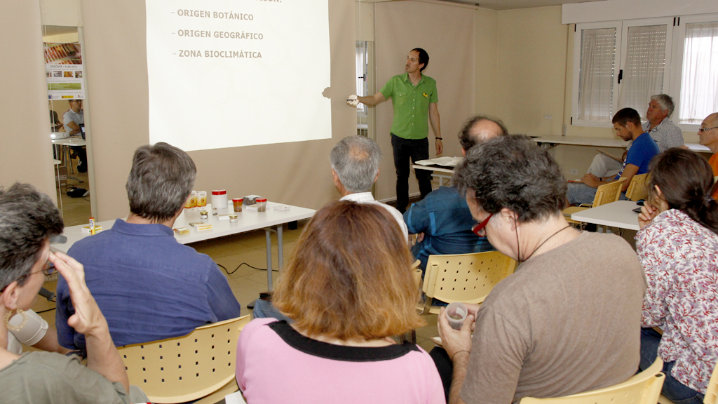 Los profesionales del sector apícola en Segovia se dieron cita en el Centro Cívico  ‘Aniano Gago’ para debatir y conocer las principales novedades en la producción./ NEREA LLORENTE