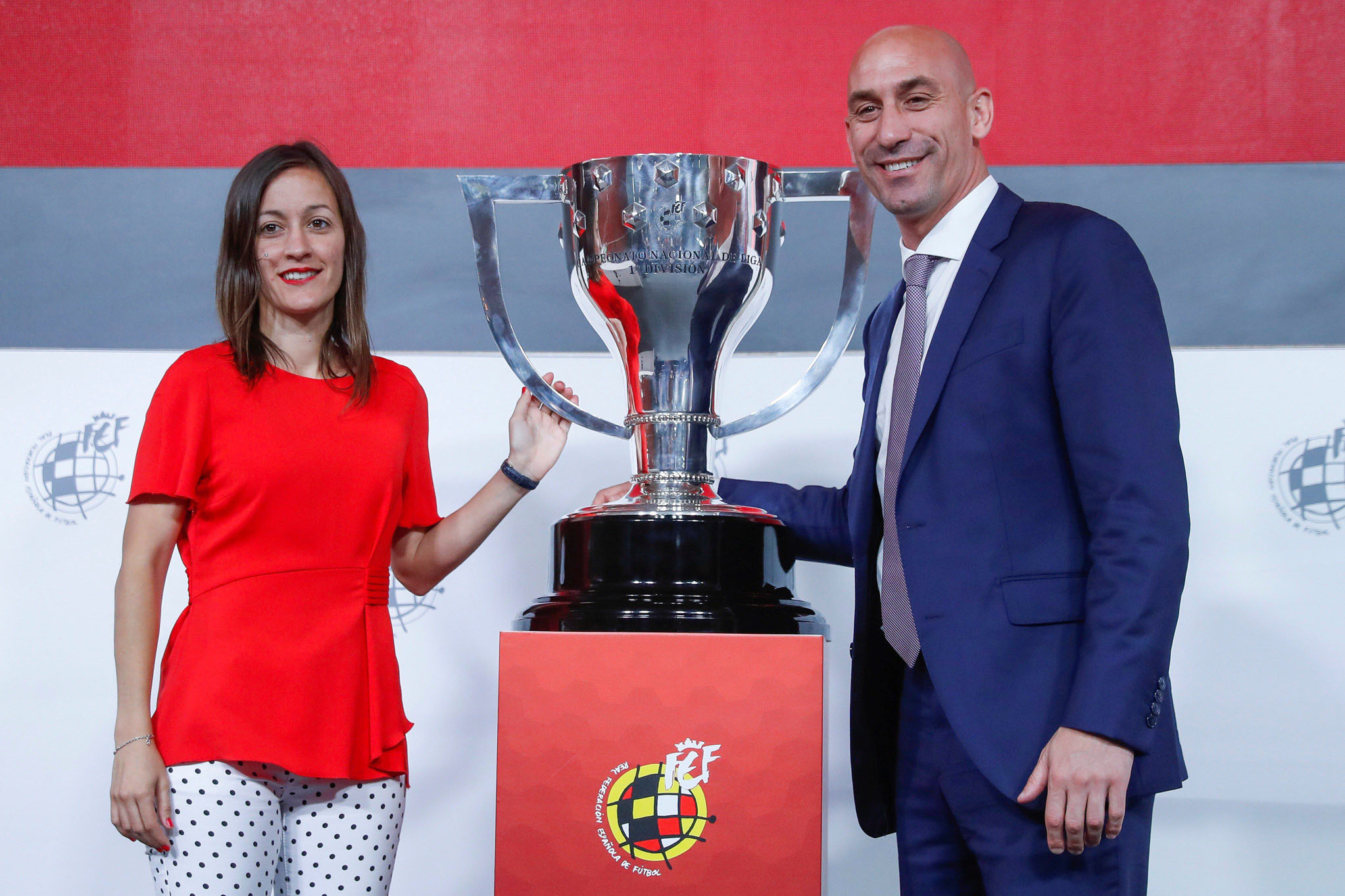 Guadalupe Porras, primera árbitra asistente en Primera División, y el presidente de la RFEF, Luis Rubiales. / EFE