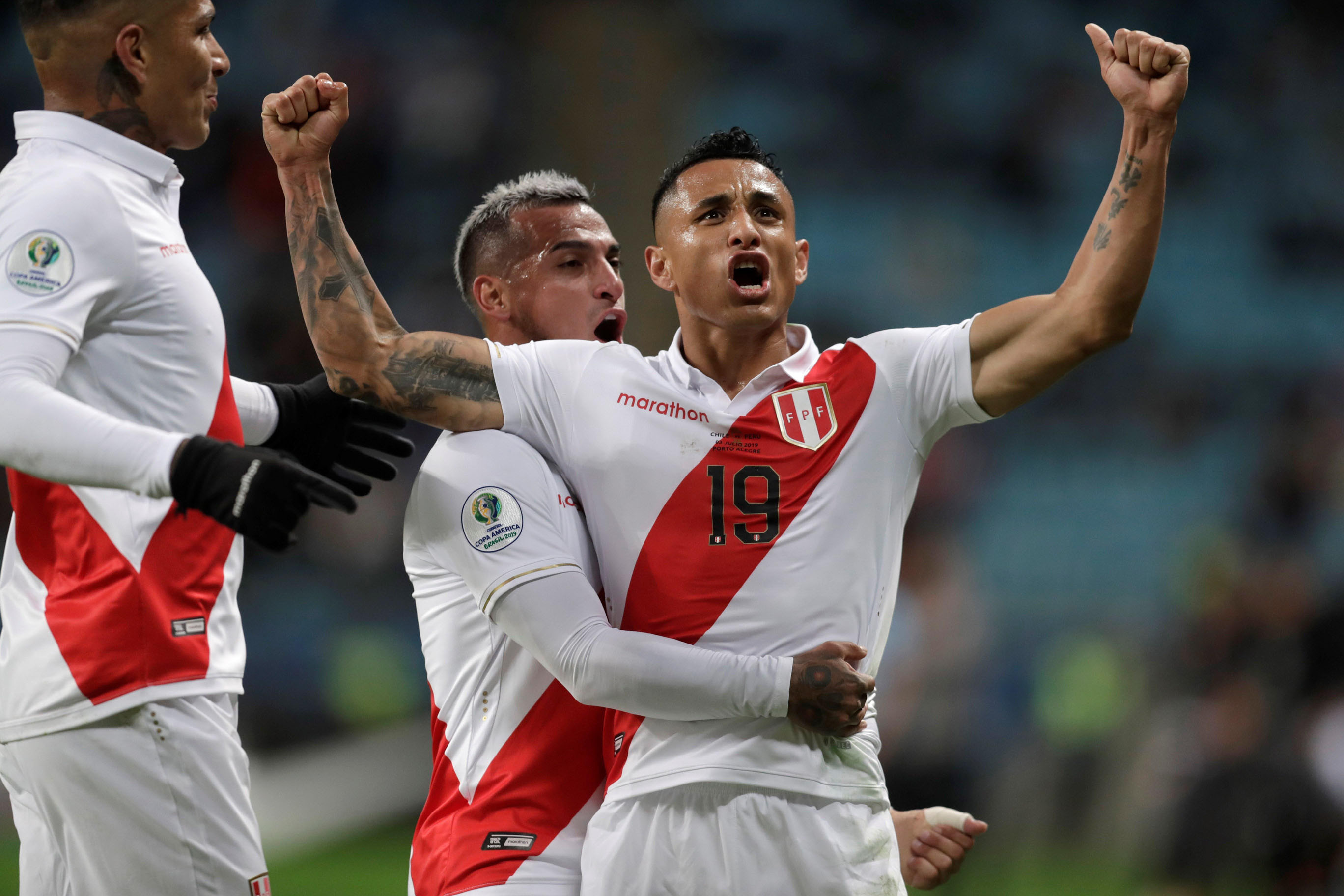 Yoshimar Yotún celebra el segundo gol de la selección peruana. / EFE