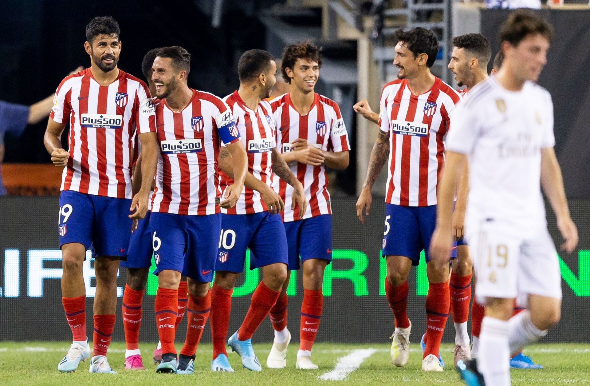 Diego Costa (i) celebra junto con sus compañeros uno de sus cuatro goles ante el Real Madrid. / efe