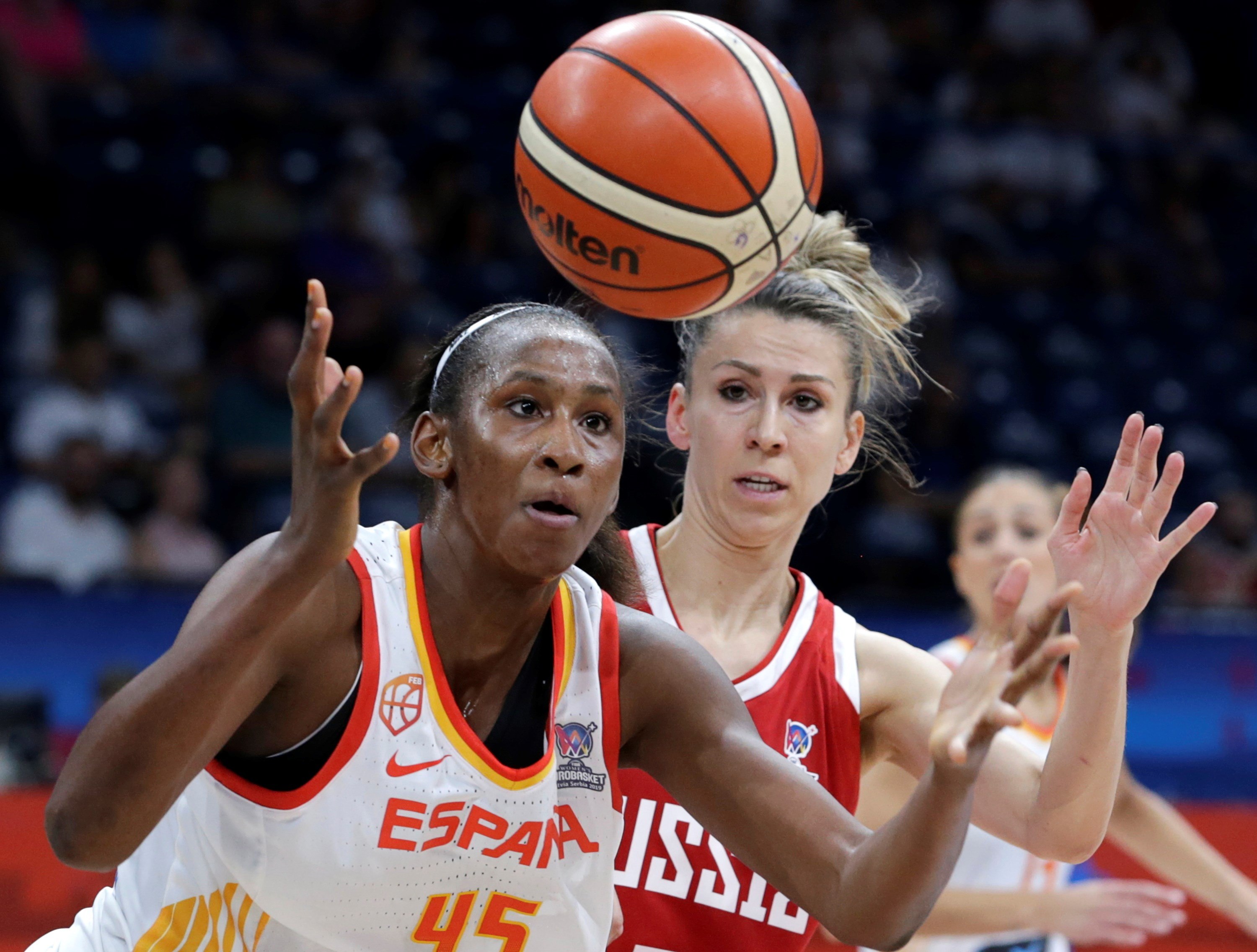 Astou Ndour intenta atrapar un balón ante la rusa Evgeniia Beliakova. / EFE