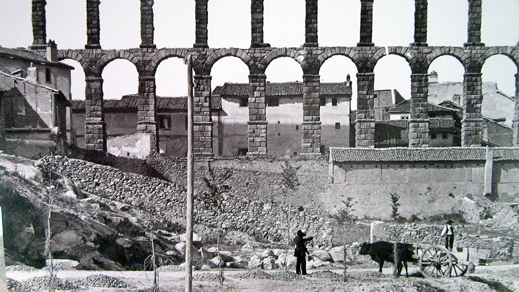 Imagen en blanco y negro del acueducto de Segovia, que puede verse en la selección que ofrece la exposición que acoge el Archivo Histórico Provincial. / E. A.