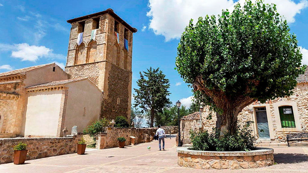 La iglesia de San Miguel Arcángel del municipio de Sotosalbos, declarada Monumento Nacional en el 1973./kamarero