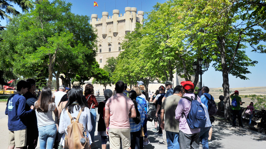 La provincia de Segovia encabeza la clasificación de mejor puntuación media de Castilla y León sobre lugares de interés turístico, alojamientos y restaurantes, augurando un buen futuro en el sector. / kamarero