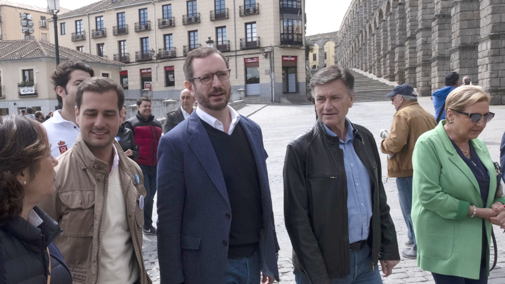 Javier Maroto, en el centro, con los responsables populares de la provincia, en la última campaña. / kamarero