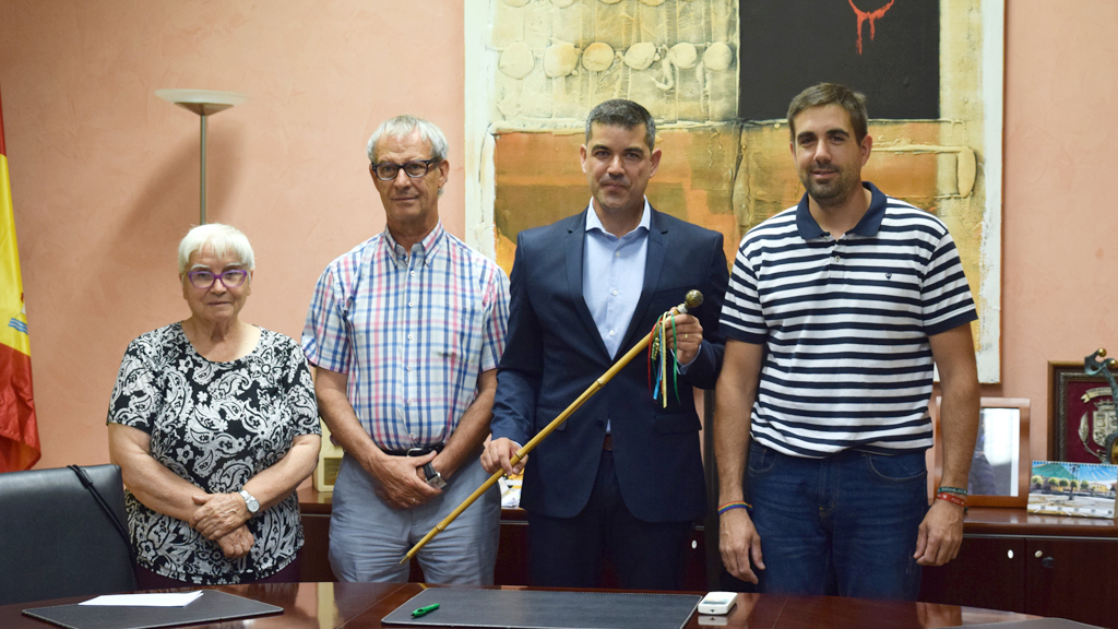 Javier Lucía, con la bastón de mando, junto a los tres concejales de su equipo. / ROCÍO PARDOS