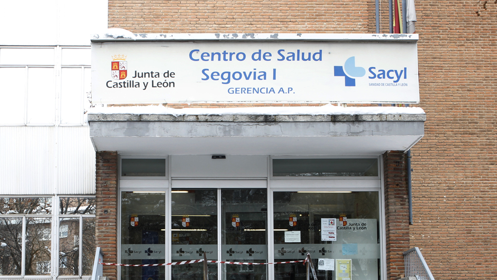 Fachada principal del edificio donde se encuentra el centro de salud con “colapso” en la cita previa. / Nerea Llorente