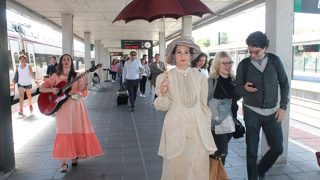 Los actores del 'Tren de Antonio Machado', en Segovia-Guiomar. / EL ADELANTADO