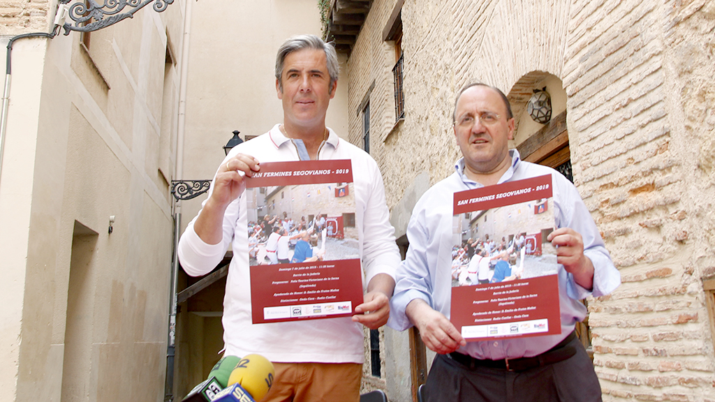 El Apoderado de Honor, Emilio de Frutos, y el presidente de la Asociación Cultural Plaza Mayor, Francisco del Caño. / Nerea Llorente