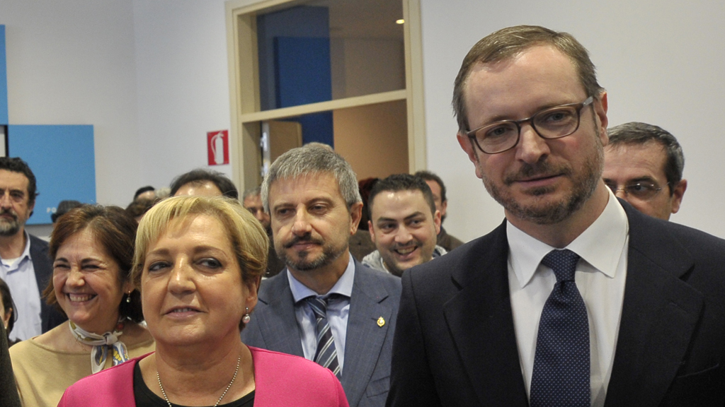 Javier Maroto, con Paloma Sanz