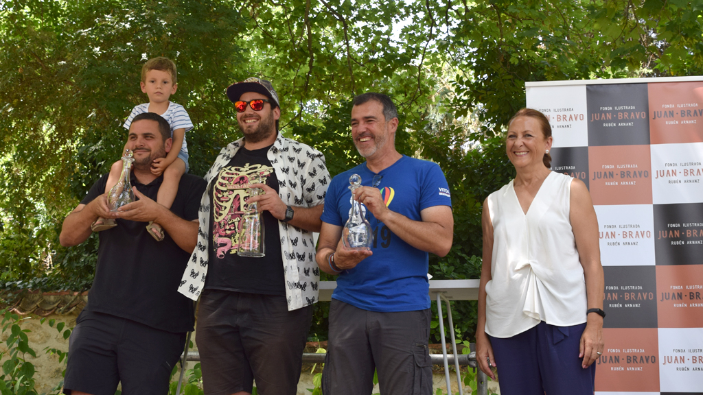 De izqd. a dch., los tres primeros clasificados: Iglesias, Criado y Biosca, junto a la concejala de Deportes. / Rocío Pardos