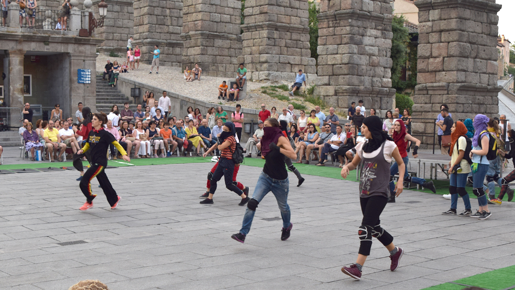Ciudadanos anónimos fueron protagonistas en el primer espectáculo, una performance reivindicativa. / Rocío Pardos