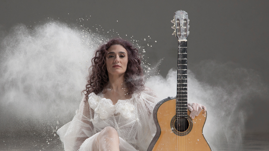 La artista brasileña junto a su guitara en una fotografía de promoción. / E. A.