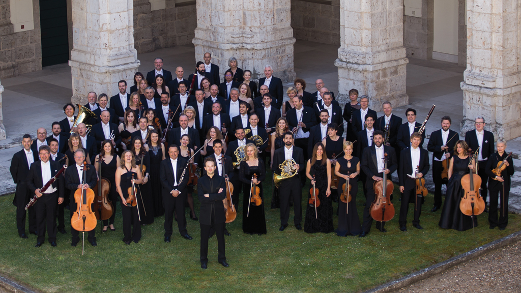 La Orquesta Sinfónica de Castilla y León, que hoy domingo, ofrecerá un concierto en el Azoguejo, dirigida por Arturo Díez Boscovich. / E. A.