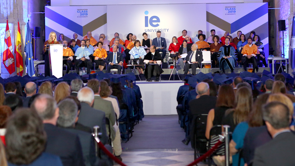 Alumnos de 55 nacionalidades se gradúan en el Aula Magna del campus de IE University en Segovia. / ANTONIO TIRADO