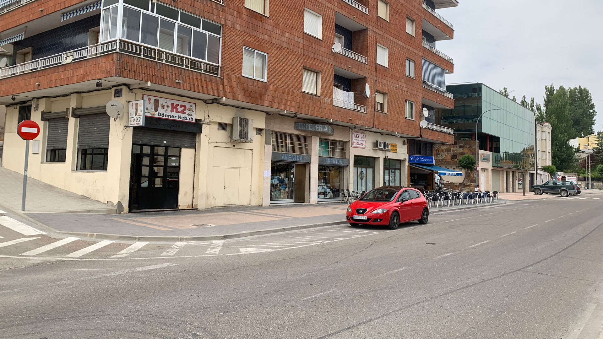 El estacionamiento se prohibirá en todo el margen de acera de este tramo./ c. n