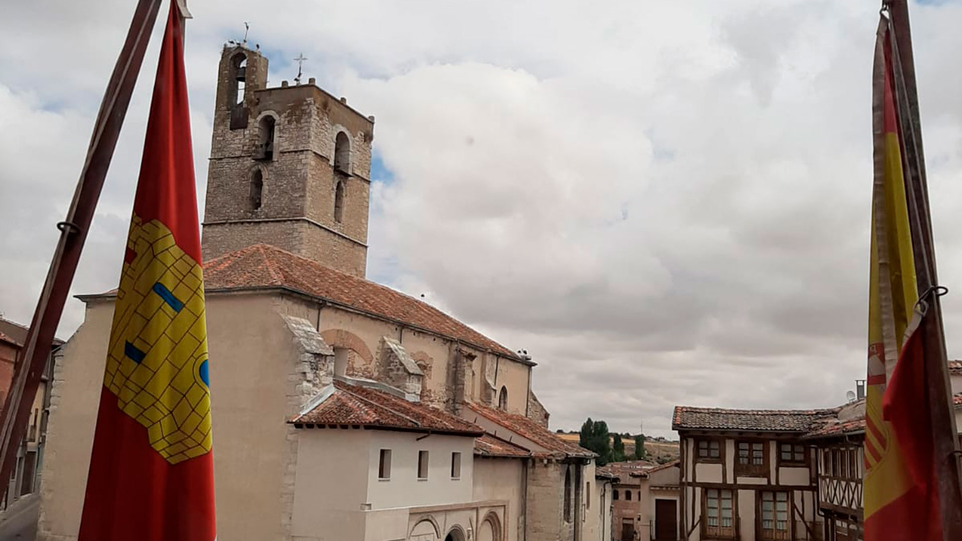 Banderas a media asta en el Ayuntamiento de Cuéllar. / EA