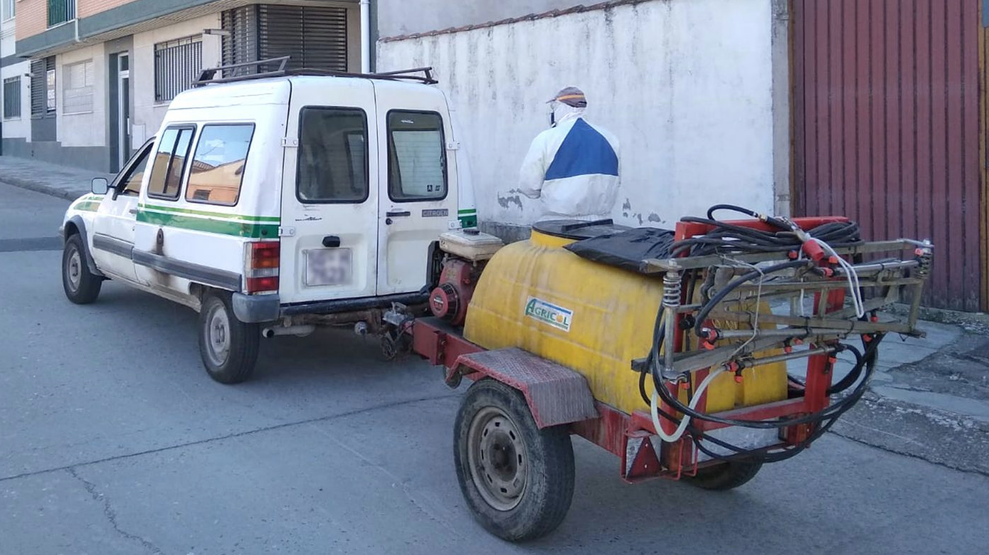 Equipo de fumigación del Ayuntamiento./ iu cuéllar